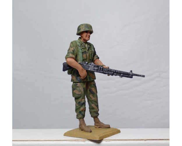 Soldado moderno con ametralladora pesada