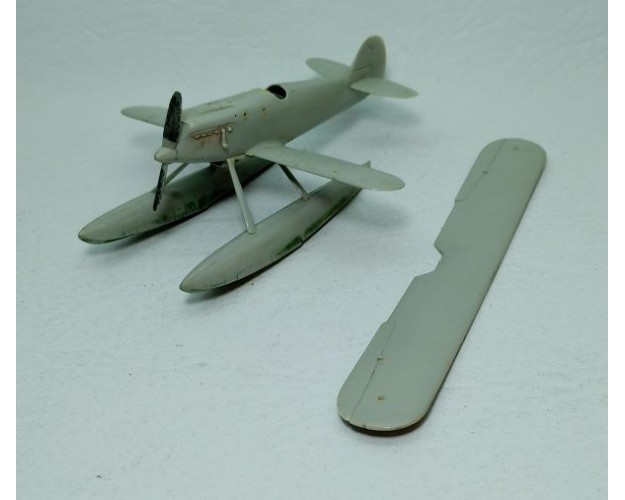 HEINKEL HE-51W HIDRO 1/72 sin pintar, sin parantes.