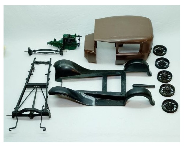 1931 FORD MODEL A SEDAN - 1/16