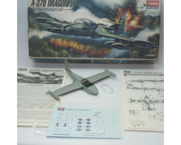 A-37B DRAGONFLY - SEMIARMADO - 1/72