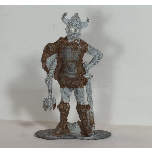 VIKINGO CON HACHA TIPO TOY