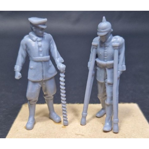 WWI Médico y herido con muletas