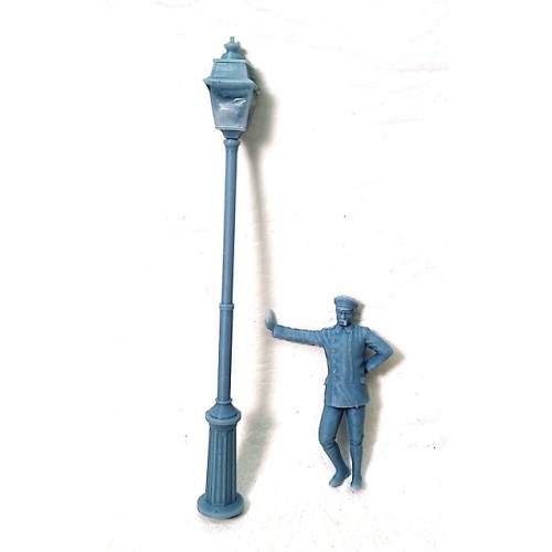 Farola con uniformado apoyado