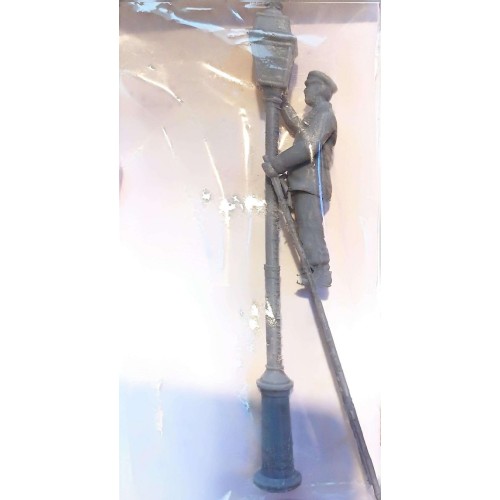 Farola con figura con escalera.