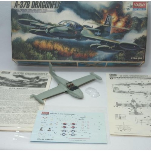 A-37B DRAGONFLY - SEMIARMADO - 1/72