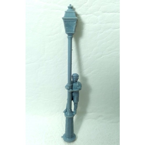 Farola con niño trepado