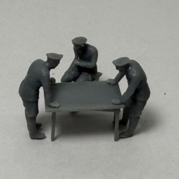 Mesa alemana con 3 figuras