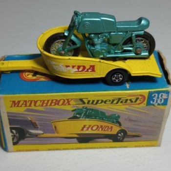 MOTOCICLETA HONDA CON REMOLQUE