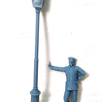 Farola con uniformado apoyado